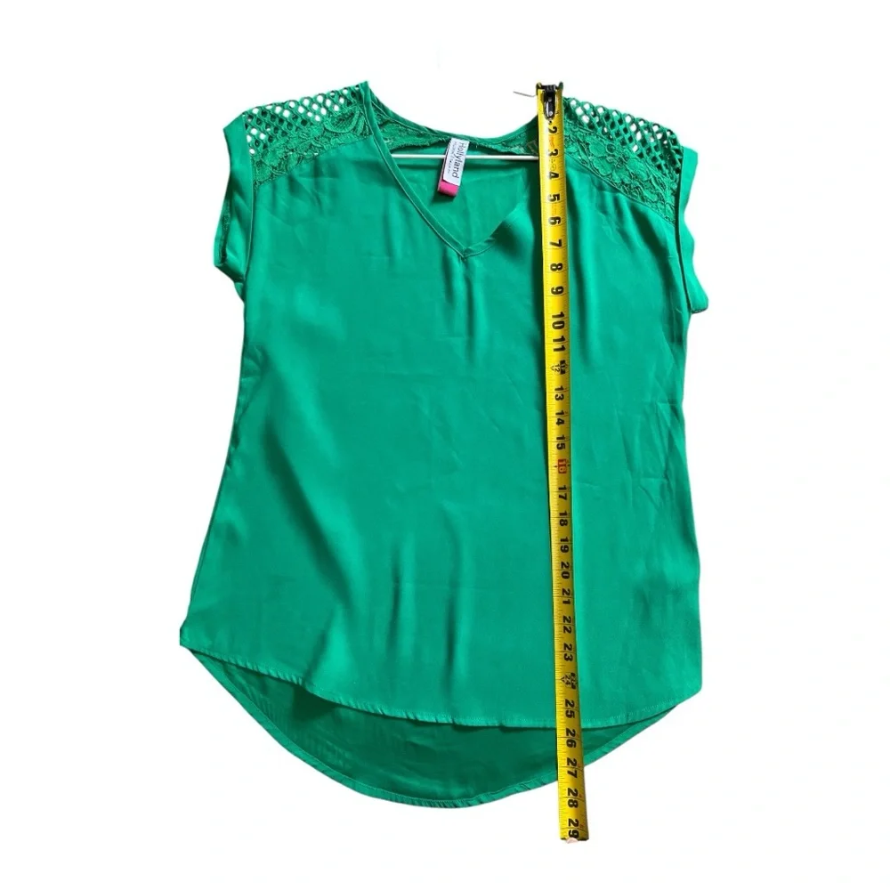 Green Lace flower pattern intricate Short Sleeve V neckl Women blouse size small